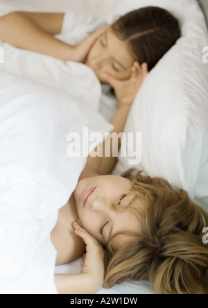 Due i bambini che dormono nel letto Foto Stock