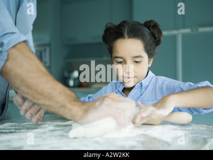 Padre e figlia rendendo l'impasto Foto Stock