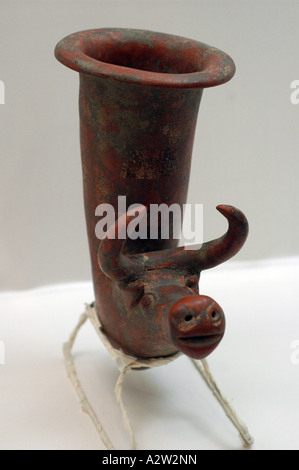 Persiano antico artefatto, un abbeveratoio, sul display nel Persepolis museum vicino a Shiraz, Iran. Foto Stock