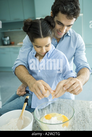 Padre e figlia cucina insieme Foto Stock