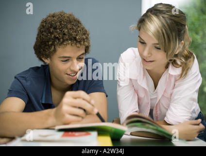 Adolescente maschile e femminile amico facendo i compiti di scuola Foto Stock