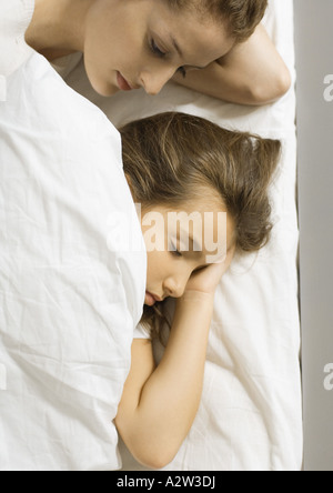 Madre e figlia giacente a letto insieme Foto Stock
