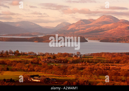 Gennaio vista sul Loch e Ben Lomond Scozia dalla collina DUNCRYNE GARTOCHARN nella calda luce della sera Foto Stock