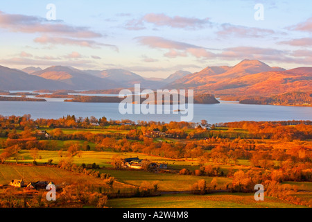 LOCH e Ben Lomond Scozia dalla collina DUNCRYNE GARTOCHARN nella calda luce della sera Foto Stock