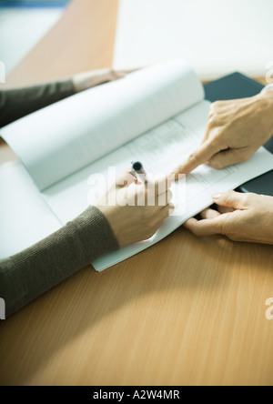 Donna firma contratto, close-up delle mani Foto Stock