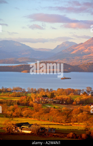 LOCH Lomond Scozia dalla collina DUNCRYNE GARTOCHARN nella calda luce della sera Foto Stock