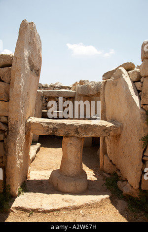 Pietra megalitico tempio di Mnajdra circa 3500BC dedicato alla dea madre della fertilità di Malta Foto Stock