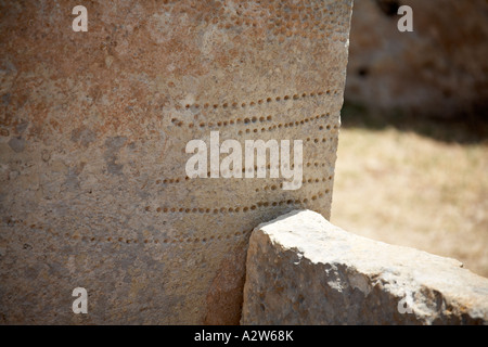 Inspiegabili Segni sulla pietra megalitico tempio di Mnajdra circa 3500BC dedicato alla dea madre della fertilità di Malta Foto Stock