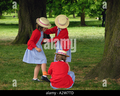 Tre ragazze della scuola giocare a palla nel parco London Inghilterra England Foto Stock