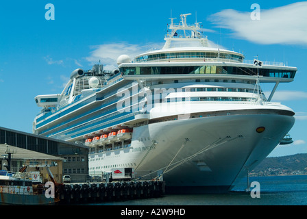 Il Diamond Princess mondo s più grande nave da crociera ormeggiata a Hobart in Tasmania nani dockside capannoni Foto Stock