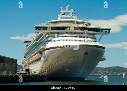 Il Diamond Princess mondo s più grande nave da crociera ormeggiata in Hobart Tasmnia nani dockside capannoni Foto Stock