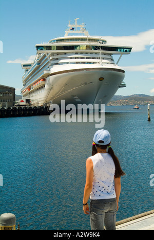 Il Diamond Princess mondo s più grande nave da crociera ormeggiata in Hobart Tasmnia nani dockside capannoni Foto Stock