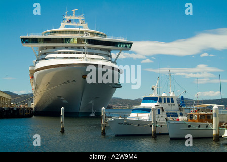 Il Diamond Princess mondo s più grande nave da crociera ormeggiata in Hobart Tasmnia nani dockside capannoni Foto Stock