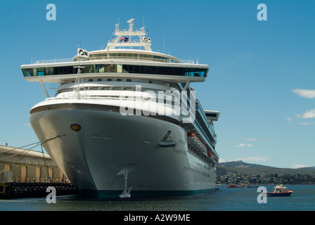 Il Diamond Princess mondo s più grande nave da crociera ormeggiata in Hobart Tasmnia nani dockside capannoni Foto Stock