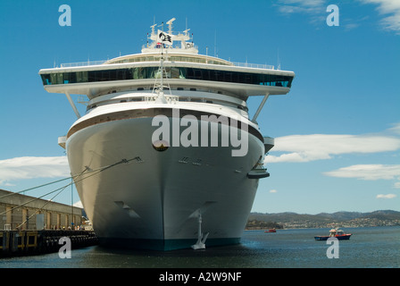 Il Diamond Princess mondo s più grande nave da crociera ormeggiata in Hobart Tasmnia nani dockside capannoni Foto Stock