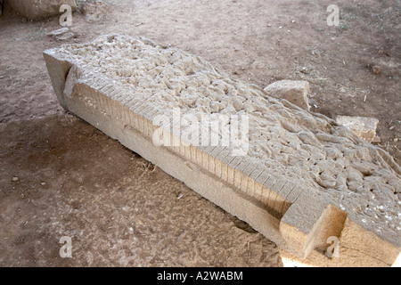 Tomba della falsa porta circa 450 AD scoperto 1972 con pietra da taglio markingsin Aksum o Axum Etiopia Africa Foto Stock