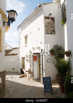 Piccolo negozio di vendita realizzato localmente in ceramica a Gaucin Provincia di Malaga Andalusia Spagna Foto Stock