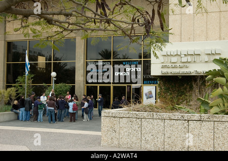 Un gruppo di turisti all'ingresso del museo della diaspora presso l'Università di Tel Aviv Israele Foto Stock