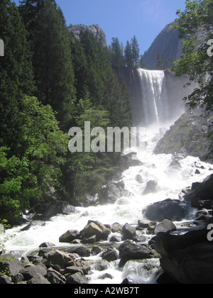 Cascata in distanza di Yosemite National Park con acqua che scorre sulle rocce Foto Stock