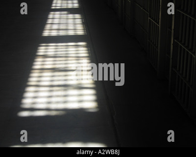 Pattern dalla luce solare attraverso la finestra sbarrata gettato sul pavimento del corridoio, Alcatraz San Francisco, California, America USA Foto Stock