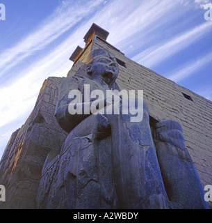 Il faraone Ramses il 2° seduto sul trono Luxor Carnac Tempio Egitto Foto Stock