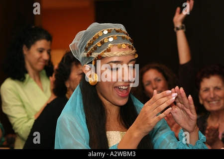 La sposa nel tradizionale abito marocchino all'henna celebrazione Foto Stock