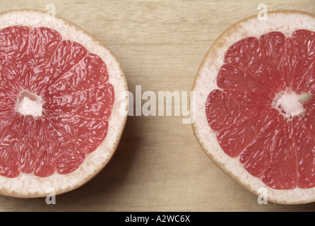 Fette di un pompelmo rosso sugoso Esotici frutti tropicali vitamine Wellfood Foto Stock