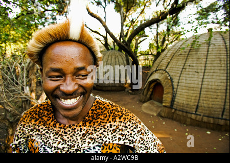 Persone Zulu uomo in abito tradizionale modello rilasciato Villaggio Culturale di Lesedi vicino a Johannesburg in Sud Africa Foto Stock