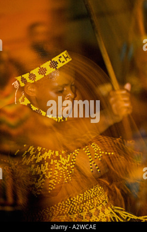 Zulu woman dancing in costume della fanciulla intero corredo fatto di costume di perline viene indossato durante le cerimonie di ballo Sud Af Foto Stock