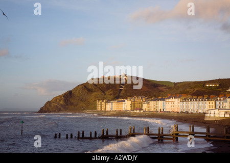 La spiaggia e il lungomare vittoriano di edifici da parte di 'Costituzione Hill' d'inverno. Aberystwyth Ceredigion Mid Wales UK Gran Bretagna Foto Stock