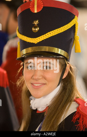 Piuttosto giovane donna in costume durante la cerimonia di apertura la Tamborrada, Donostia San Sebastian, Spagna Foto Stock