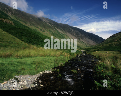 Un flusso che scorre sulle rocce in Honister Pass Near Keswick nel distretto del lago, con il suo suggestivo paesaggio sulla giornata d'estate Foto Stock