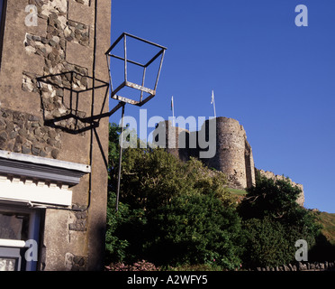 I resti di Criccieth Castle guardando sopra Tremadov Bay sulla costa sud del Lleyn Penninsula nel Galles del Nord. Foto Stock