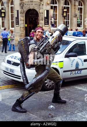 Mimo con una pistola di grandi dimensioni a Edinburgh Festival Fringe Royal Mile, Scozia. Foto Stock