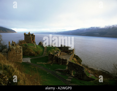 Loch Ness una giornata invernale appena al di sotto del castello Urquhart Scozia in Great Glen un popolare punto di osservazione per punti di avvistamento del mostro Foto Stock