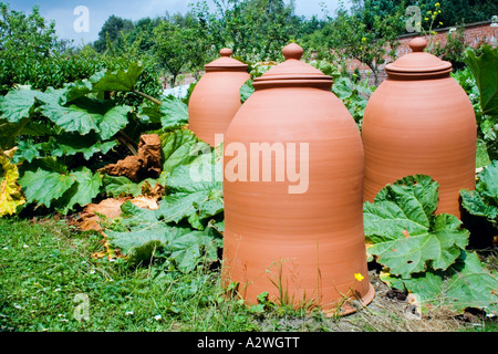 Tre grandi campana le campane di terracotta usato per forzare il rabarbaro Foto Stock