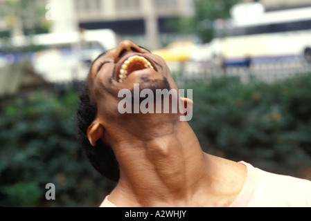 Giovane uomo ridere Foto Stock