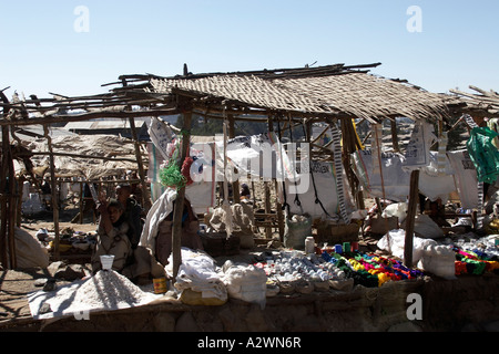 Le bancarelle del mercato nel villaggio di sbarcare in Simien Mountains Etiopia Africa Foto Stock