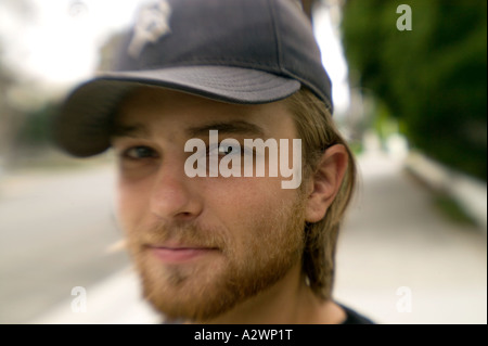 Giovane uomo che indossa il cappuccio, ritratto Foto Stock