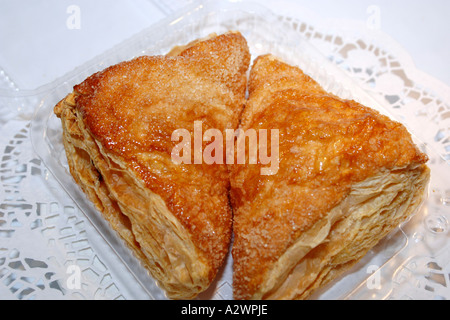 Una forma triangolare Apple Puff Pastry torta Foto Stock