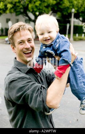 Padre giocando con il figlio (12-15 mesi), ritratto Foto Stock