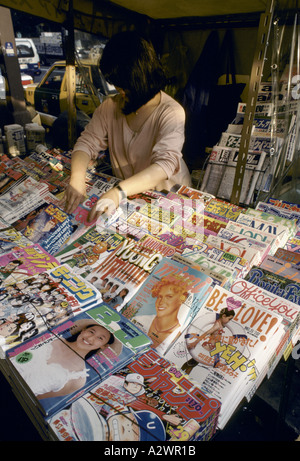 Tokyo Giappone donna la vendita di caricatori da una edicola in tokyo 1987 Foto Stock