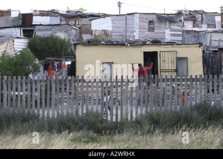 Famiglia del 'villaggio informale', periferia di Città del Capo Foto Stock