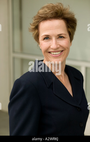 Donna matura sorridente, ritratto Foto Stock