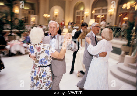 Il tè danzante al Waldorf Astoria di Londra 1990 Foto Stock