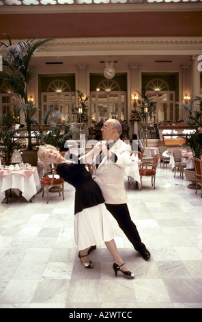 Il tè danzante al Waldorf Astoria di Londra 1990 Foto Stock