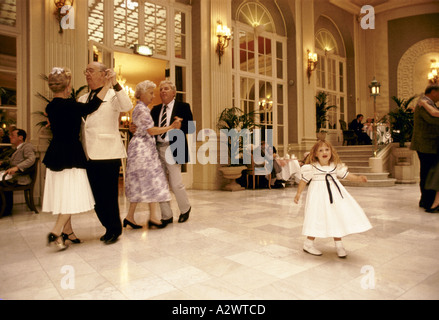 Tè danzante presso l'hotel waldorf astoria london 1990 Foto Stock