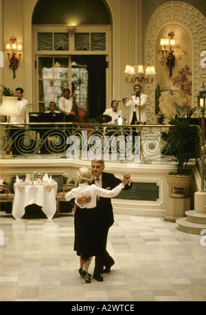 Il tè danzante al Waldorf Astoria di Londra 1990 Foto Stock