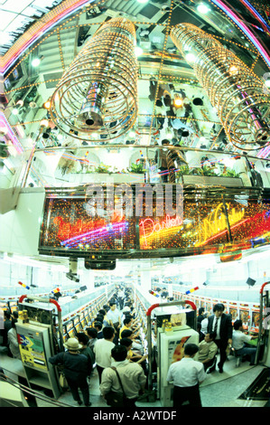 Persone che giocano a pachinko TOKYO GIAPPONE Foto Stock