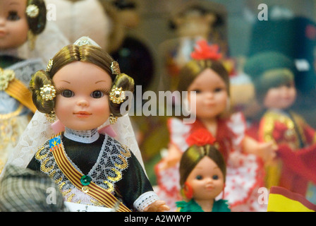 Bambole abiti in tradizionale costume Fallera in Valencia vetrina Foto Stock
